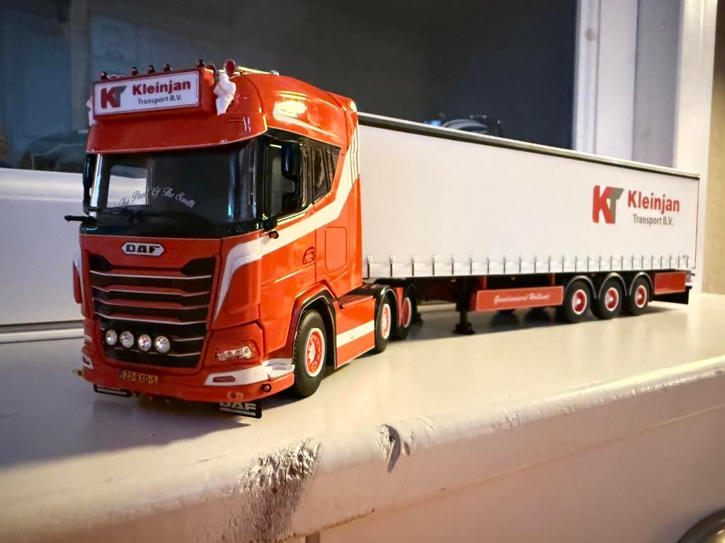 Wsi Daf XG 6x2 met zeiltrailer Kleinjan’s, Hobby en Vrije tijd, Modelauto's | 1:50, Ophalen of Verzenden, Nieuw, Bus of Vrachtwagen