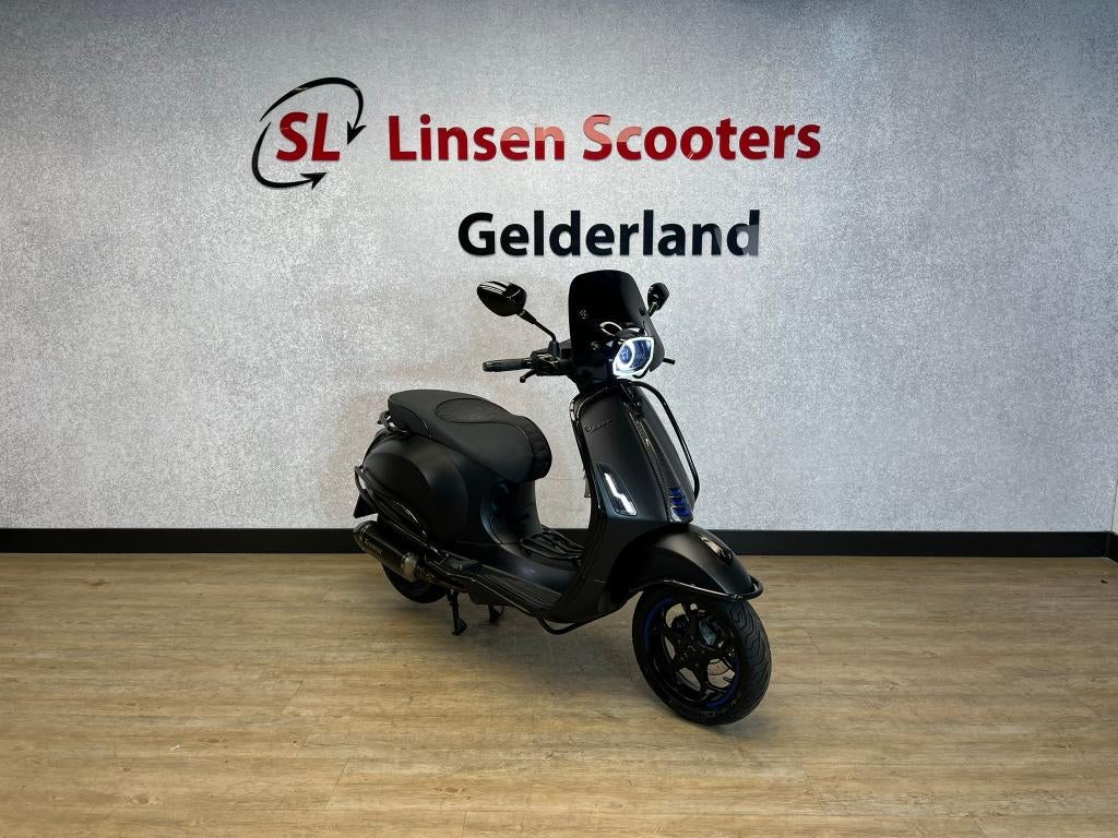 Vespa Sprint 45 km/h Mat Zwart 2023 FULL OPTION| AKRAPOVIC, Ophalen, Overige modellen, Maximaal 45 km/u, Zo goed als nieuw
