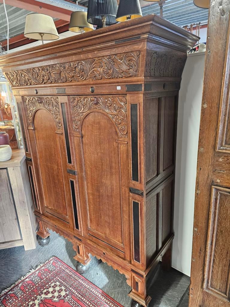 Antieke kast met houtsnijwerk, Ophalen of Verzenden