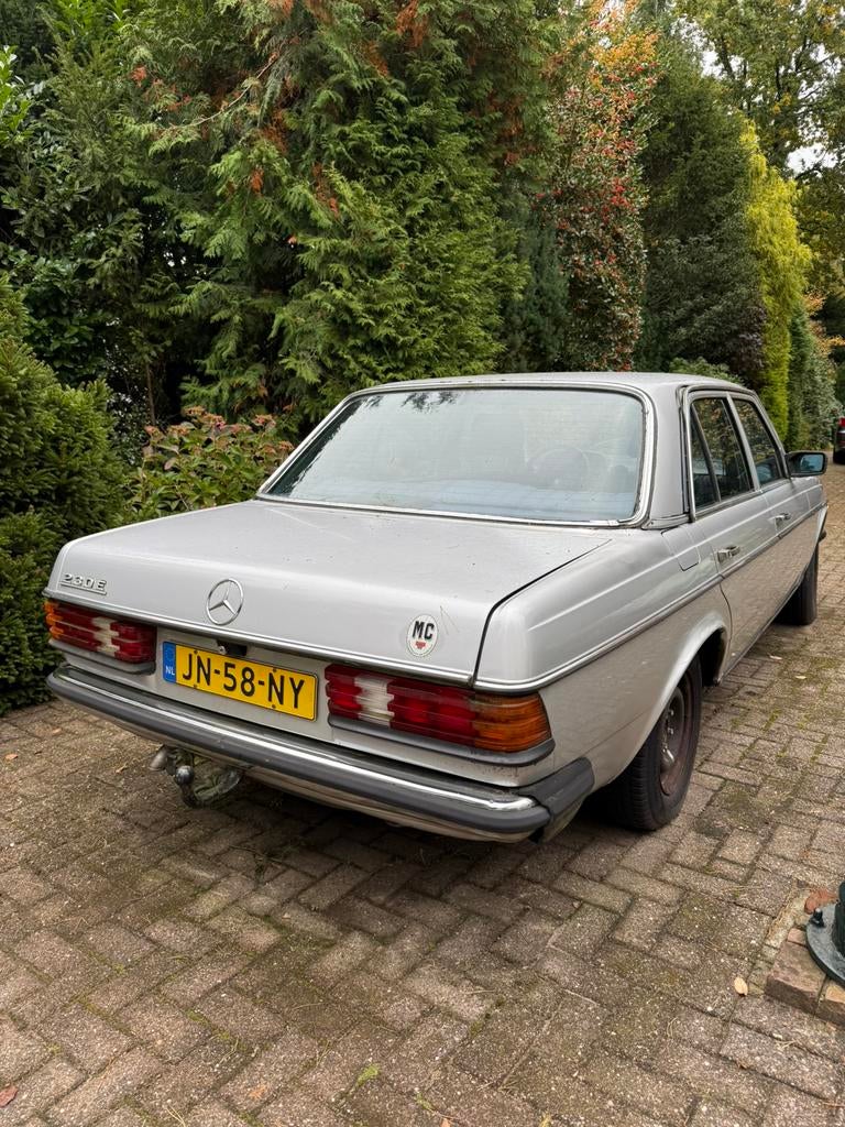 Mercedes Benz 230E 5 bak zilvergrijs met blauw project, Auto's, Oldtimers, Particulier, Mercedes-Benz, Benzine, Sedan, Handgeschakeld