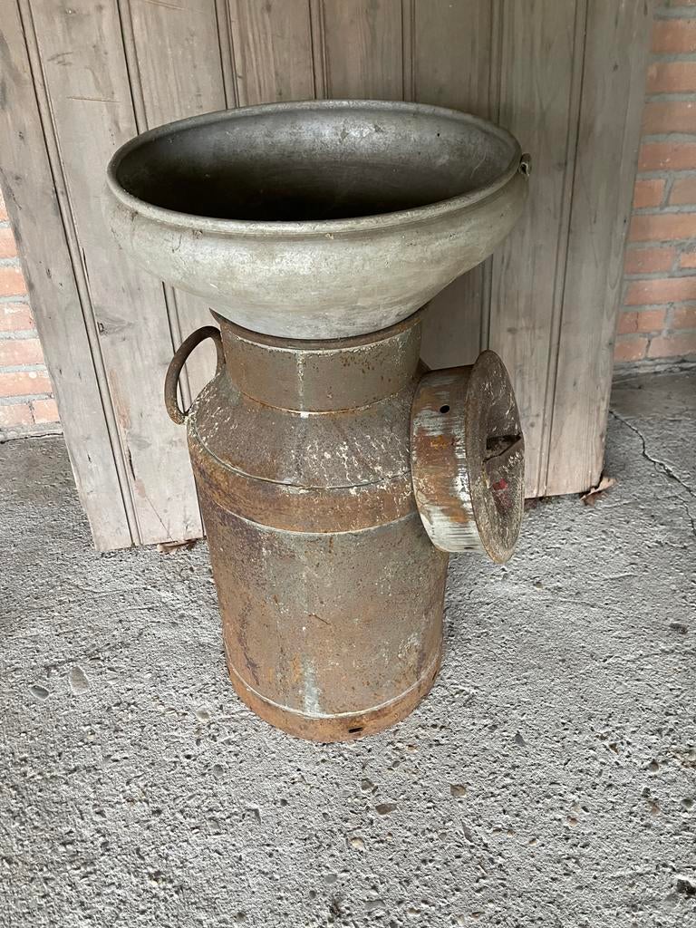 Oude melkkan met zeef, Ophalen