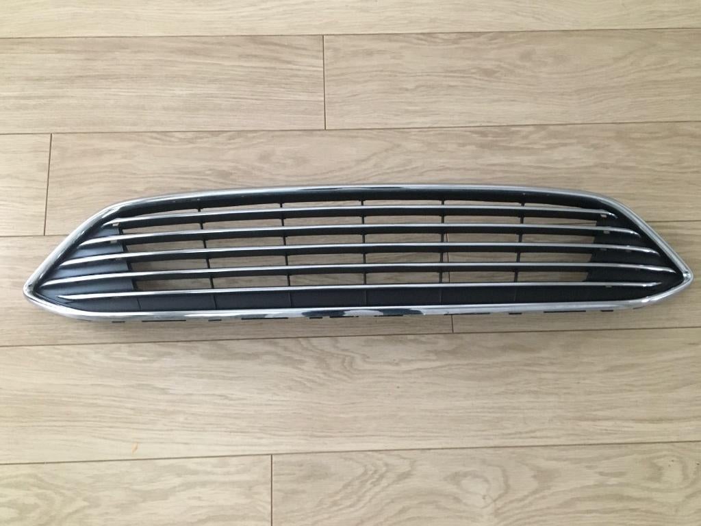 grill ford focus 3 titanium uitvoering 03-2018, Auto-onderdelen, Gebruikt, Voor, Ophalen of Verzenden, Ford