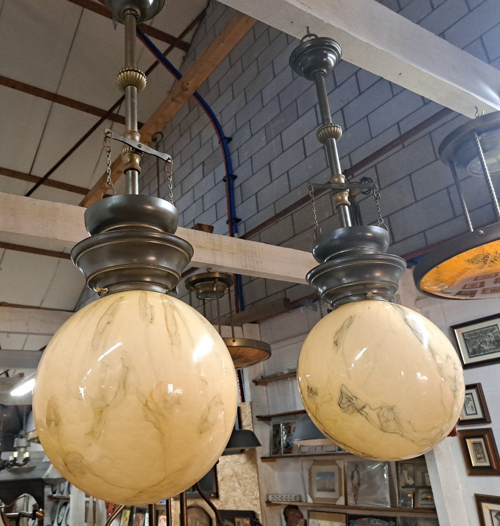 Grote koperen Cafe Pub lampen met gemarmerde 30 cm bollen, Antiek en Kunst, Antiek | Lampen, Ophalen