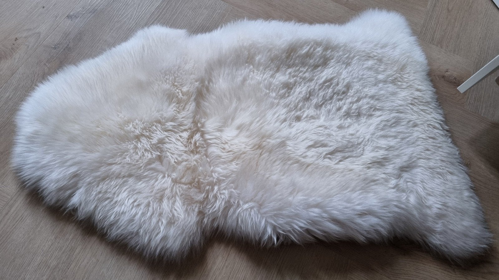 Zacht wit schapenvacht kleedje, 50 tot 100 cm, Scandinavisch, Landelijk, Modern, Zo goed als nieuw, Overige vormen