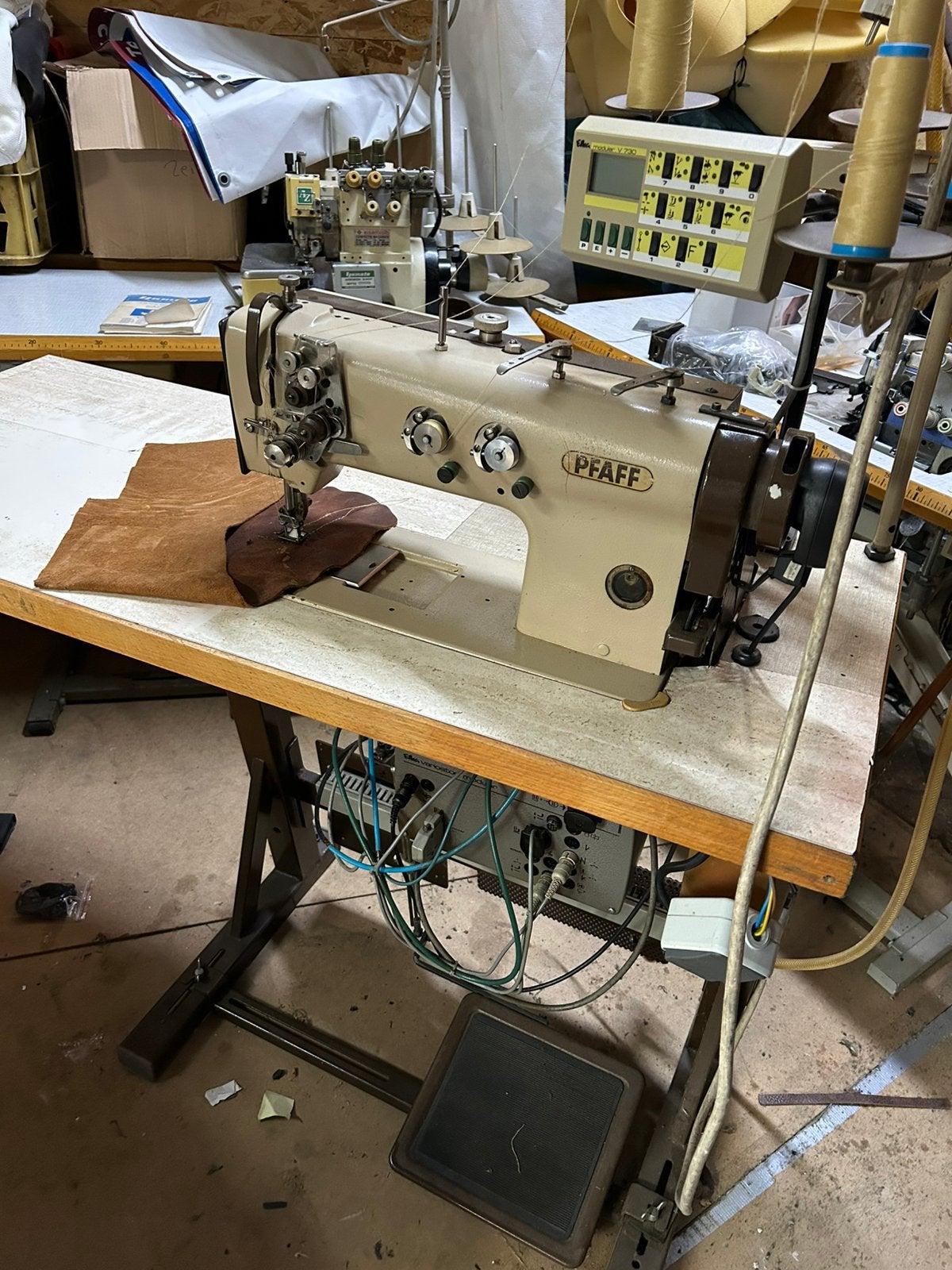 Pfaff dubbel naald drievoudig leer naaimachine 220 V, Ophalen of Verzenden, Zo goed als nieuw, Naaimachine, Pfaff