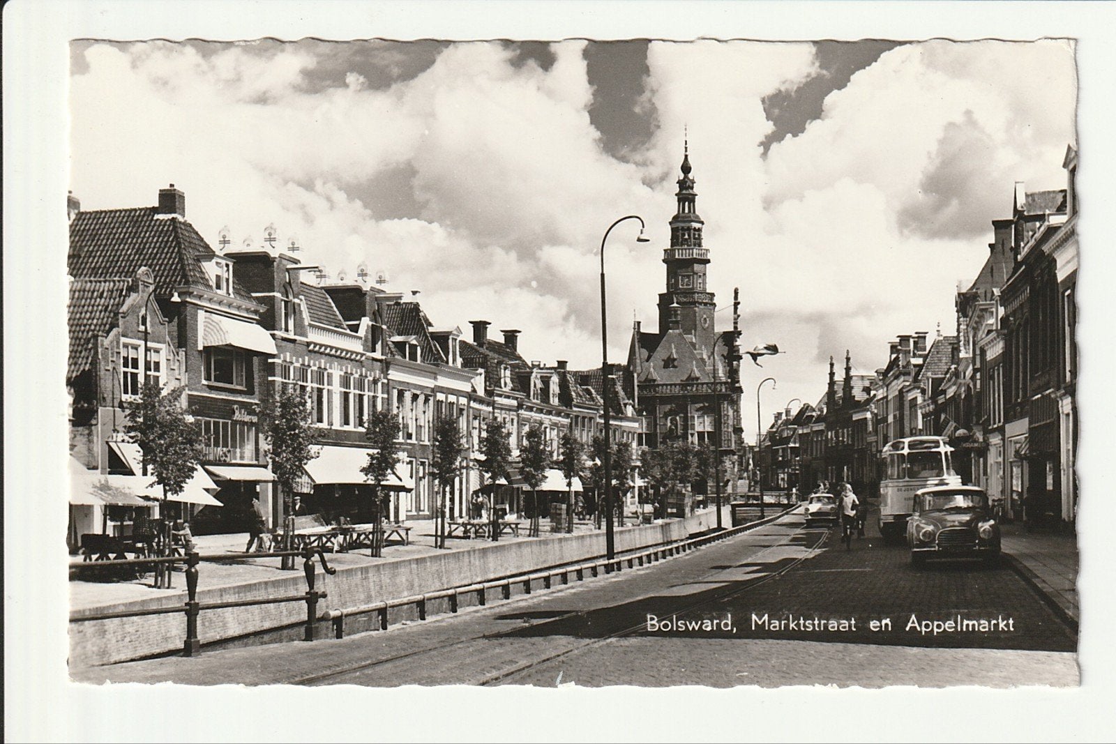 BOLSWARD MARKTSTRAAT APPELMARKT AUTO'S BUS DE JONG NTM RAILS, Ophalen of Verzenden, 1960 tot 1980, Ongelopen, Friesland
