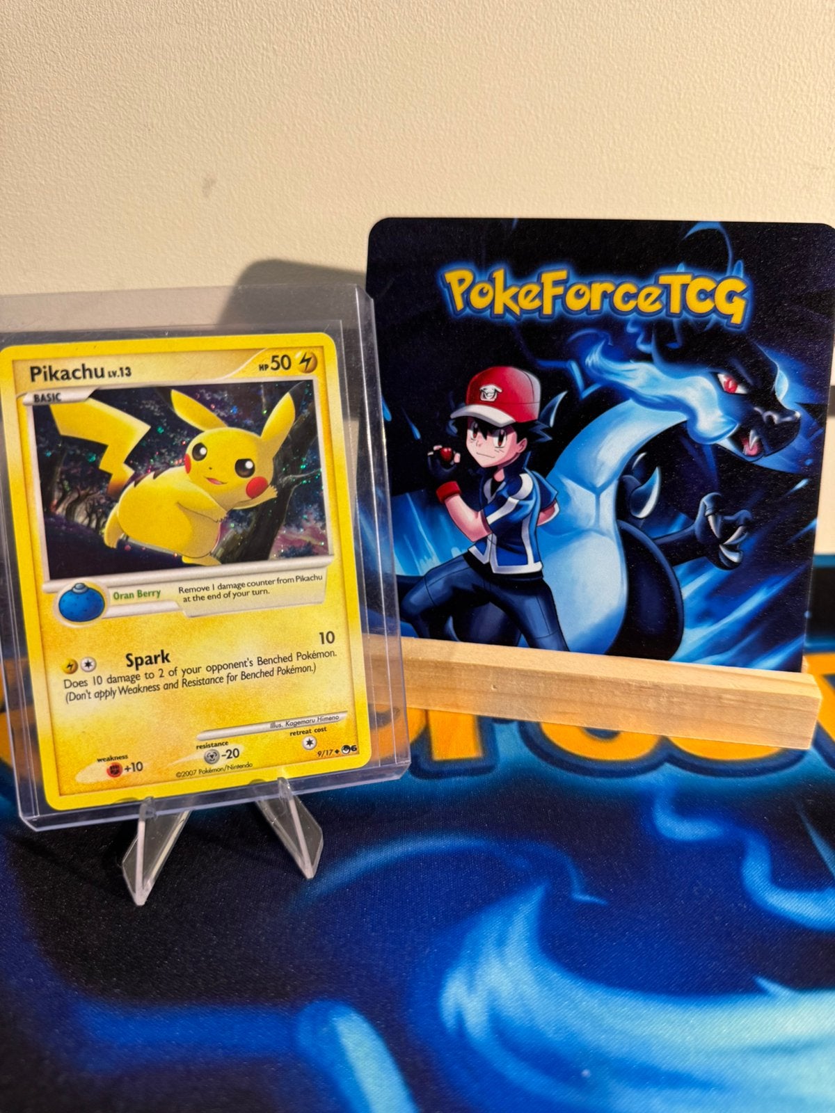 Pokémon | Pikachu | Holo! | 2007! | 9/17, Hobby en Vrije tijd, Ophalen of Verzenden, Zo goed als nieuw