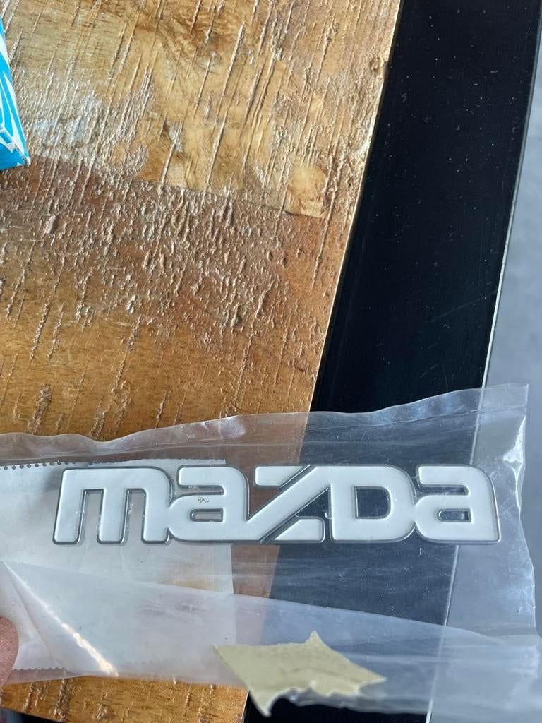 Mazda embleem 870251771A 323 FA4 818 en 626 GD, Ophalen of Verzenden