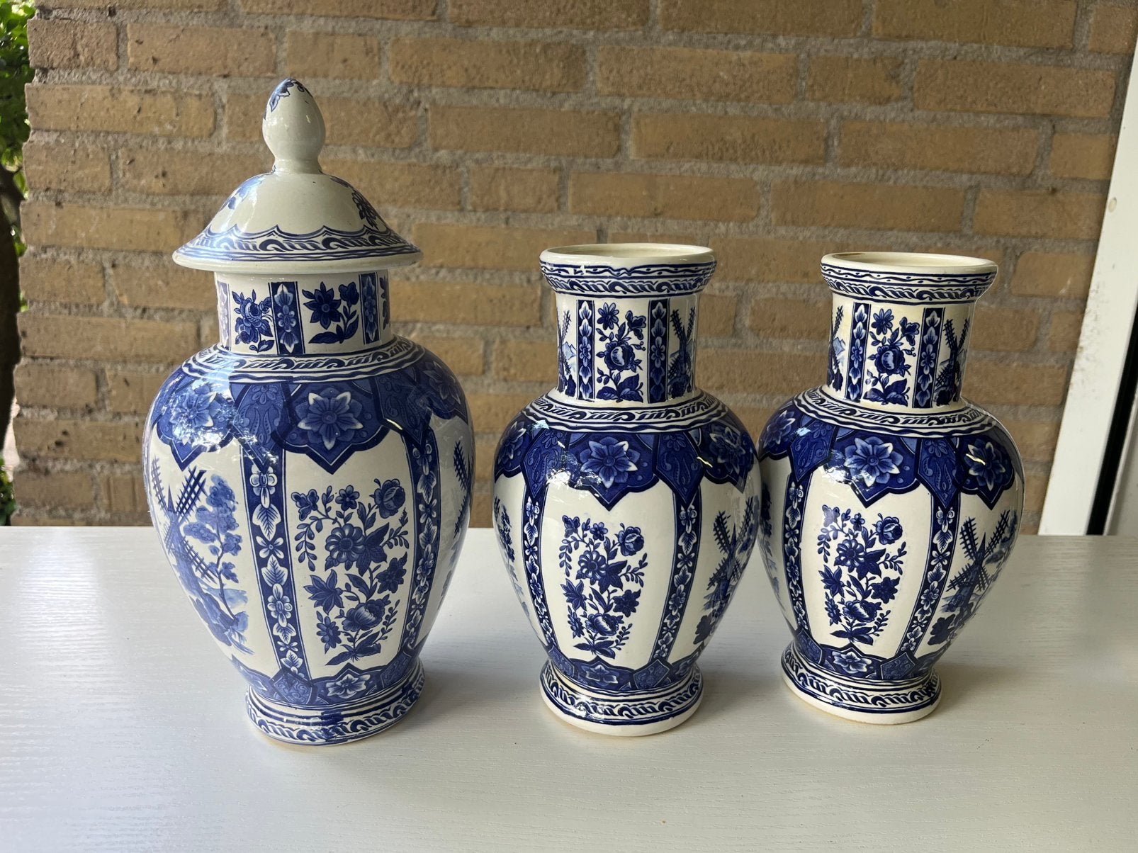 Kaststel Delfts Blauw – 3-delig (1 dekselvaas, 2 zijvazen), Antiek en Kunst, Ophalen of Verzenden