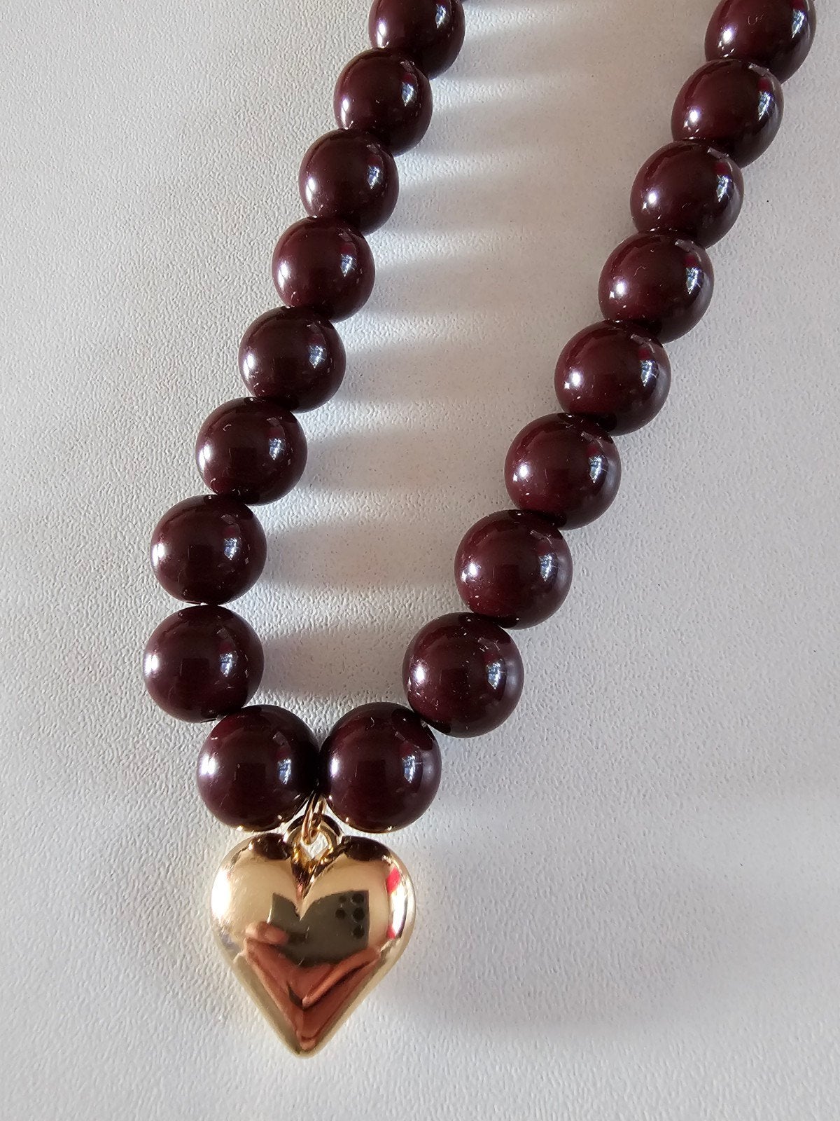 Mooie ketting met bordeauxrode kralen en gouden hart, Overige kleuren, Nieuw, Ophalen of Verzenden, Overige materialen