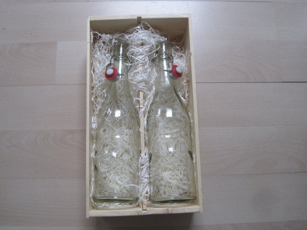 2 LEGE glazen beugelflessen 0,75 cl. in open houten kist., Ophalen of Verzenden, Transparant, 30 cm, Glas