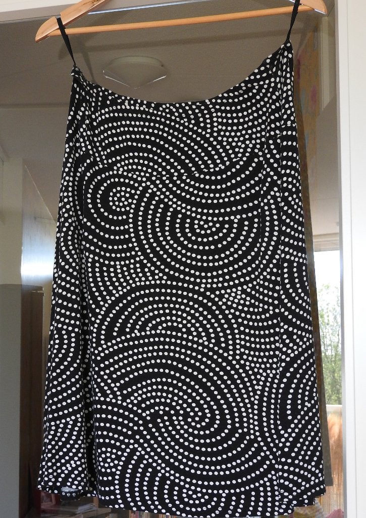 Heerlijk soepel vallende rok zwart met witte dots. 42. Liv., Kleding | Dames, Rokken, Zwart, Maat 42/44 (L), Ophalen of Verzenden