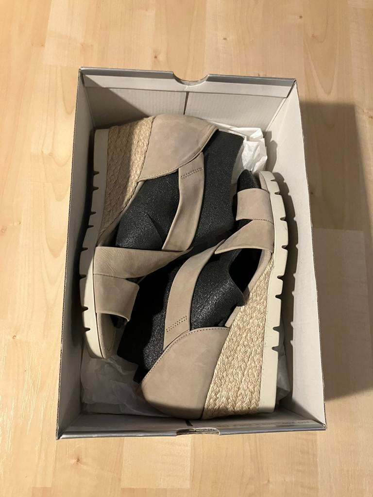 Gabor sandalen nubuck beige echt leer, M 39 nog als nieuw!, Kleding | Dames, Schoenen, Ophalen of Verzenden, Zo goed als nieuw