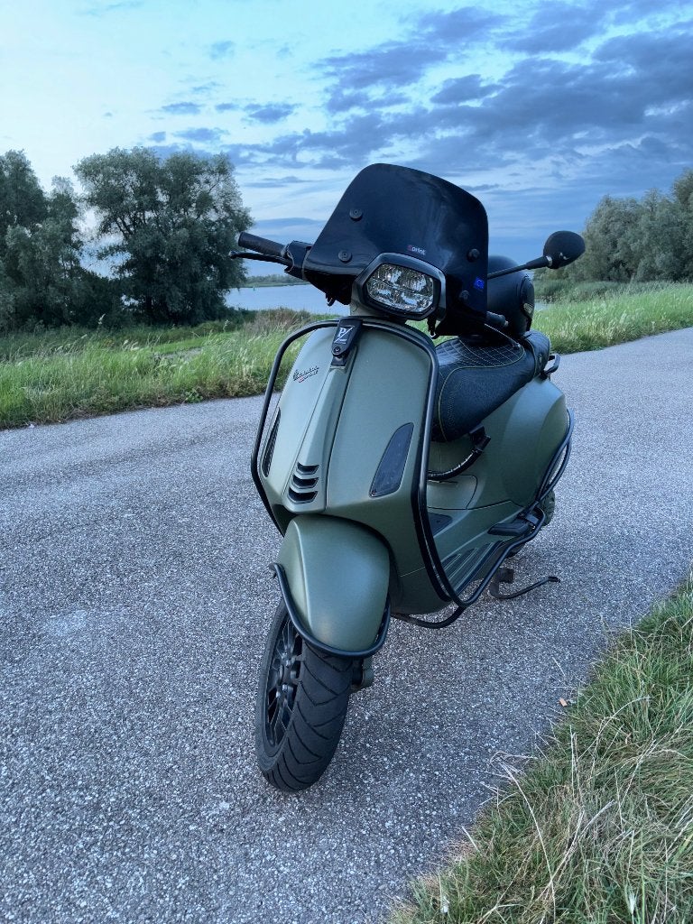 Vespa Sprint 45 km/u | Custom Army Green | 2022 | 9.023 km, Fietsen en Brommers, Ophalen, Maximaal 45 km/u, Vespa S, Zo goed als nieuw