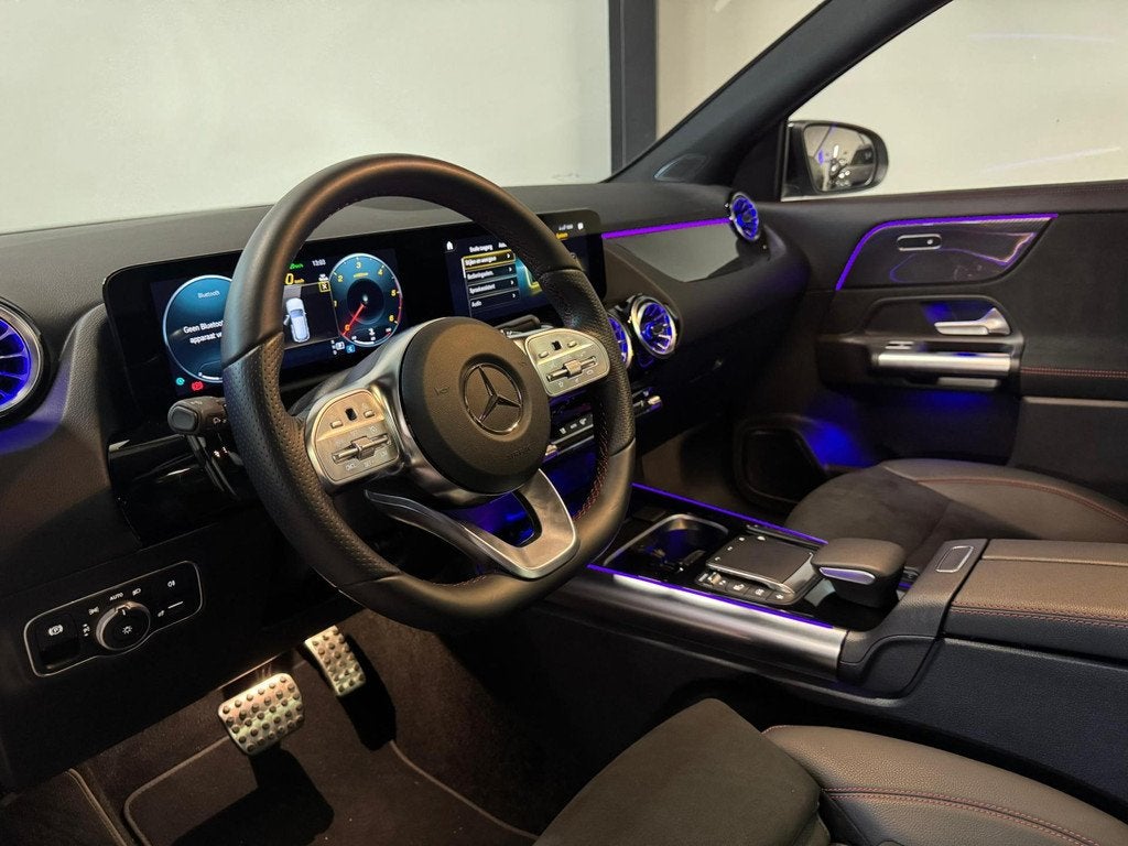 Mercedes-Benz GLA-klasse 220 d PANO KEYLESS CAM, Auto's, Mercedes-Benz, Gebruikt, Zwart, Leder en Stof, Bedrijf