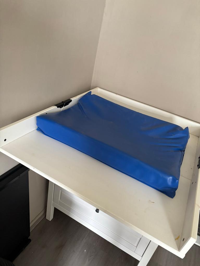 Witte commode met blauw aankleedkussen, Ophalen, Gebruikt, 50 tot 70 cm, 75 tot 100 cm
