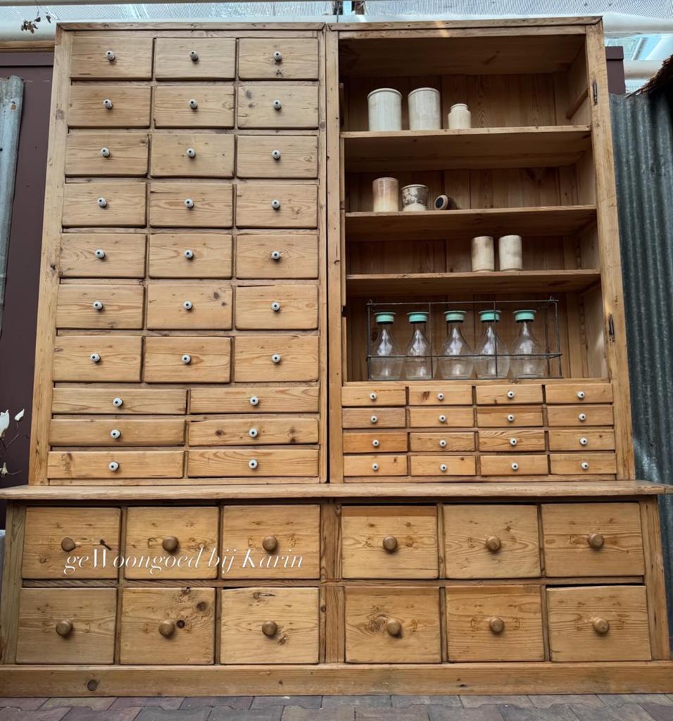 Apothekerkast,antiek grenenhout,lades, porseleinen knoppen, Antiek en Kunst, Curiosa en Brocante, Ophalen