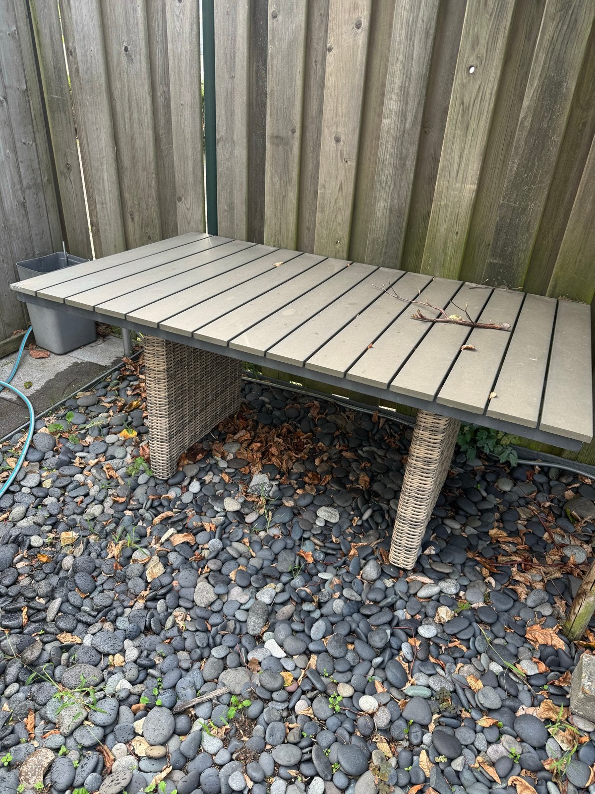 Gratis af te halen! Robuuste tuintafel met wicker onderstel, Ophalen, Gebruikt, Rechthoekig, Wicker