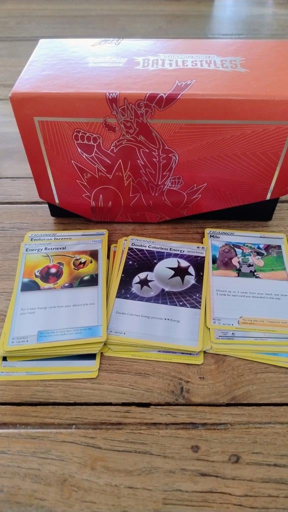 Engelse Pokemon kaarten plus etb doos., Ophalen