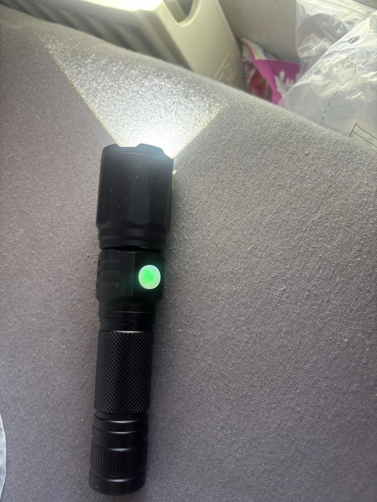 Compacte LED Zaklamp met Groene Schakelaar, Ophalen of Verzenden, Zo goed als nieuw, Batterij