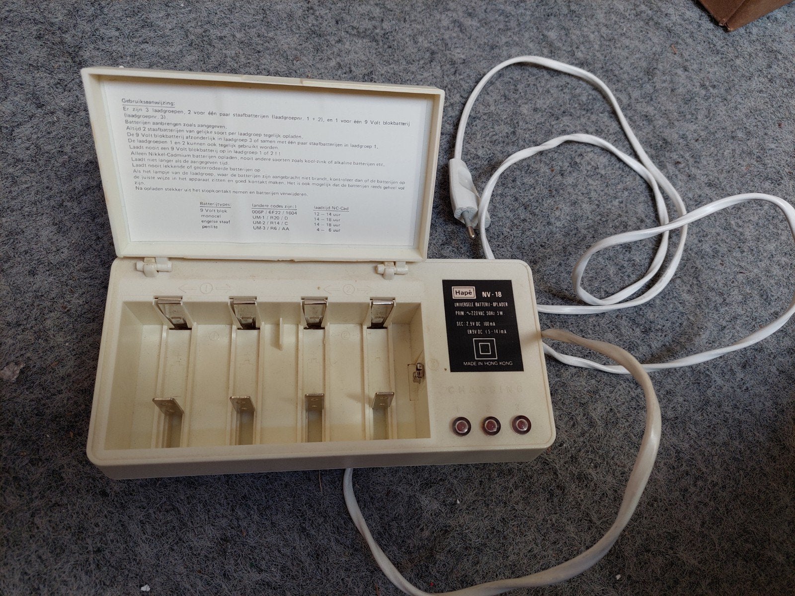 Hapé NV-18 Universele Batterijlader, Ophalen of Verzenden, Gebruikt