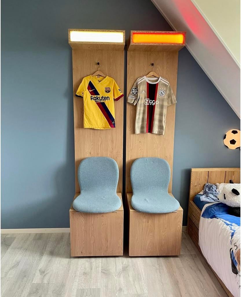 Slaapkamer meubel in de vorm van voetbal kleedkamer stoelen, Ophalen, Met klep(pen), 50 tot 100 cm, Zo goed als nieuw