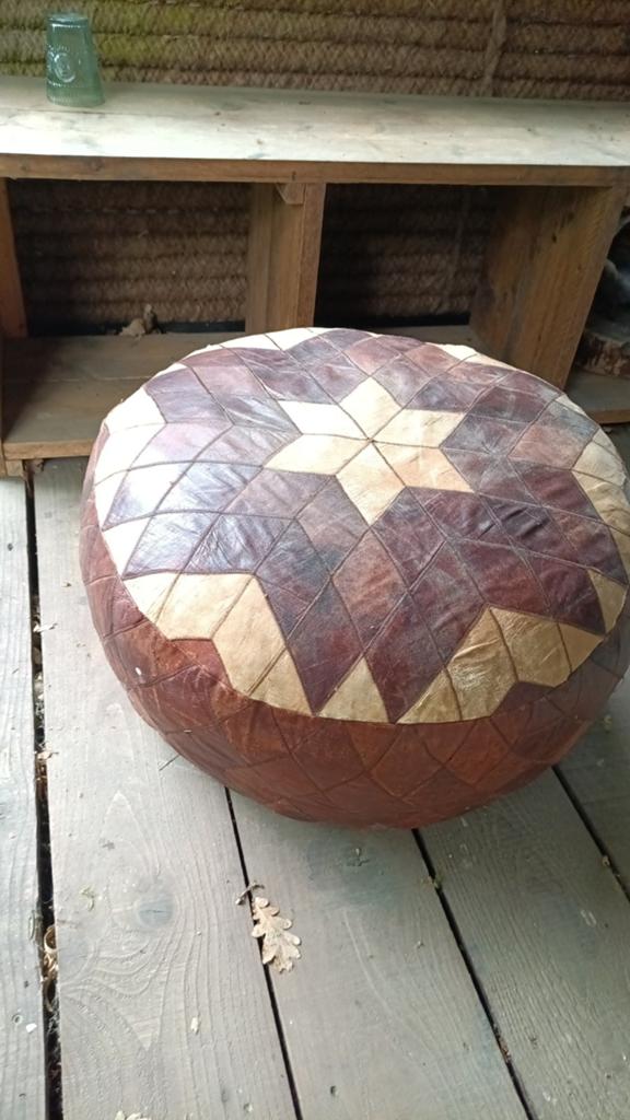 Vintage Leren Poef met sterpatroon, Huis en Inrichting, Banken | Voetenbanken en Poefen, Ophalen, Gebruikt, Leer, Vintage, Bohemien, Marokkaans