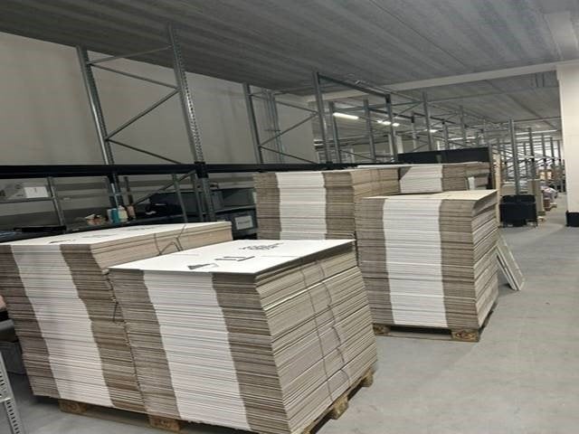 Partij 1.300 kartonnen verzenddozen – Bieden, Ophalen, Doos, 100 cm of meer, Opvouwbaar