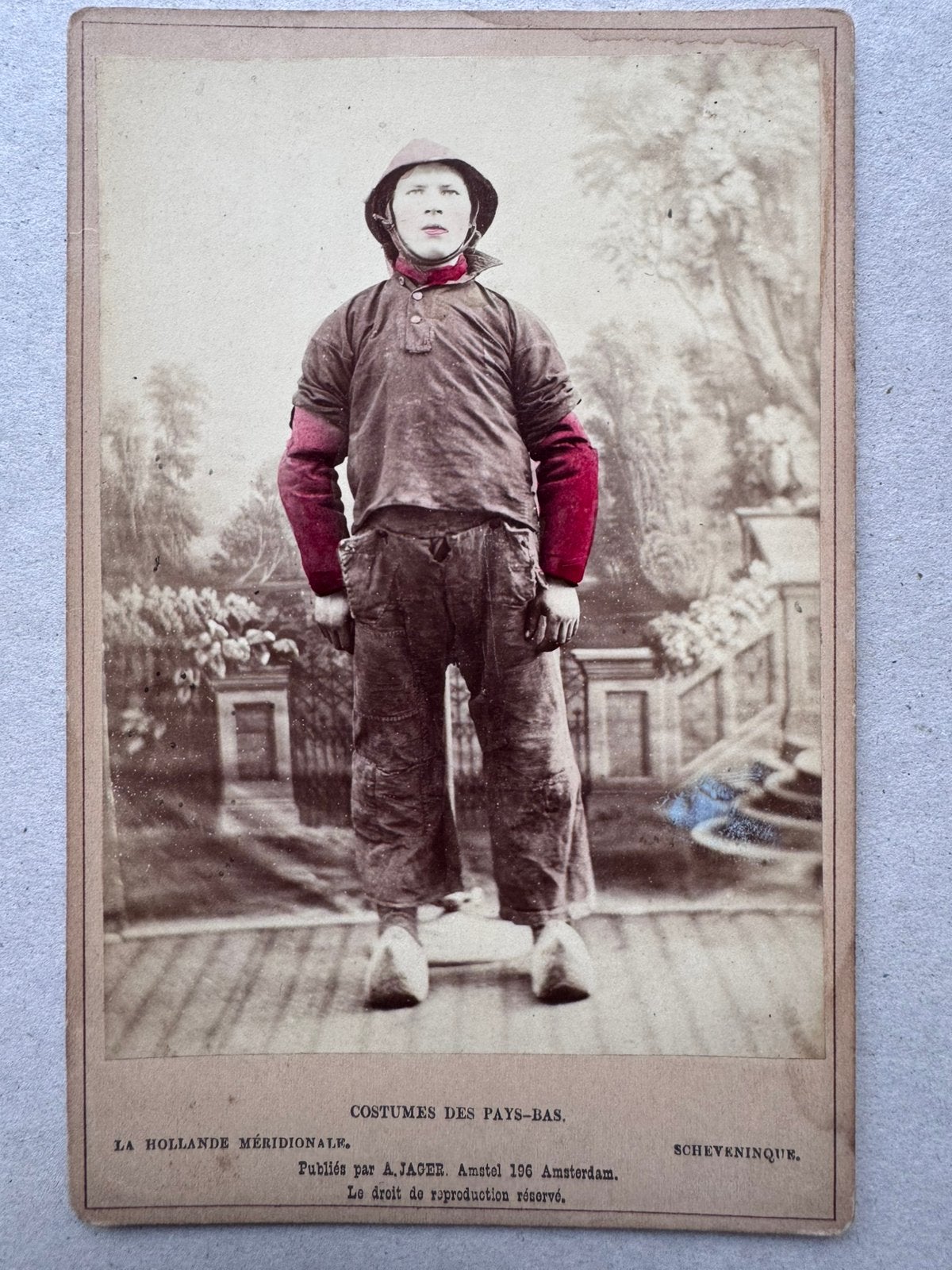 CDV Scheveningse Visser (Ingekleurd) A. Jager Amsterdam 1880, Verzamelen, Gebruikt, Foto, Klederdracht, Ophalen of Verzenden