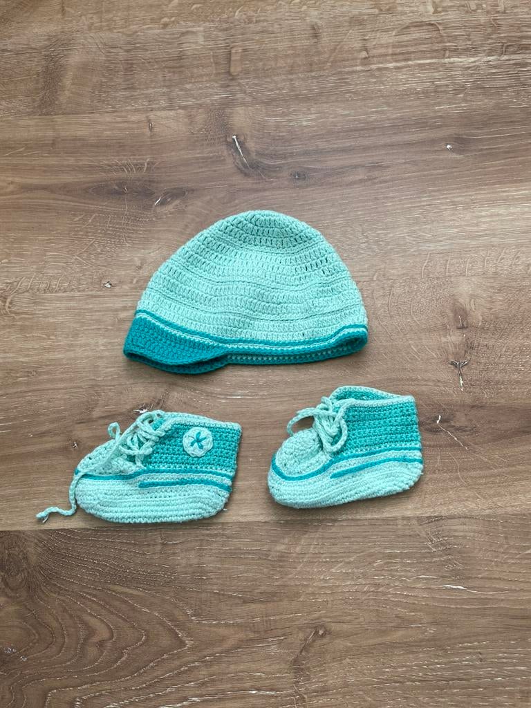 Groen gehaakt mutsje en schoentjes Converse stijl lft 3-6mnd, Ophalen of Verzenden, Jongetje of Meisje, Muts