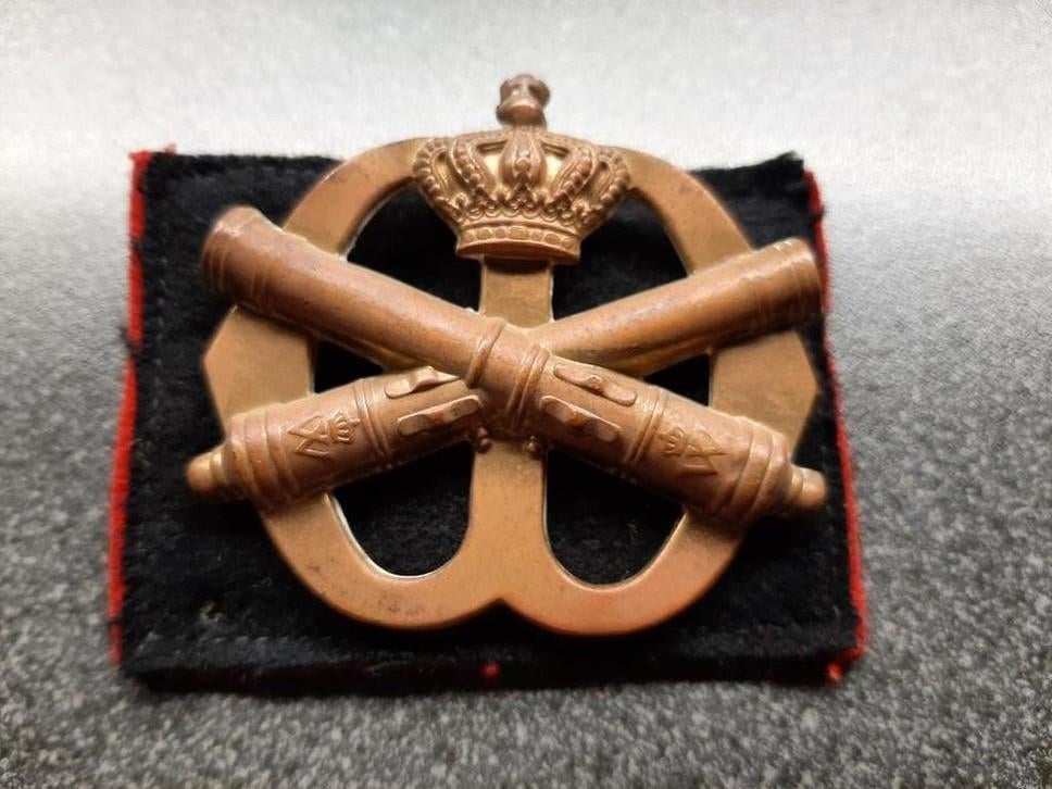 Veldartillerie  - een wat ouder  baretembleem  KL., Ophalen of Verzenden, Landmacht, Nederland, Embleem of Badge