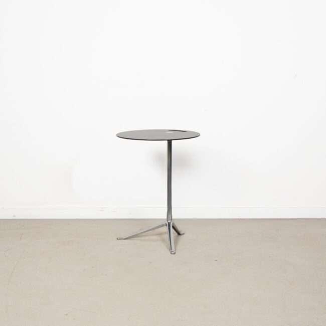 1x Fritz Hansen KS12 Tafel Zwart Kunststof Ø45 cm- Aluminium, Minder dan 55 cm, Metaal of Aluminium, Ophalen of Verzenden, Zo goed als nieuw