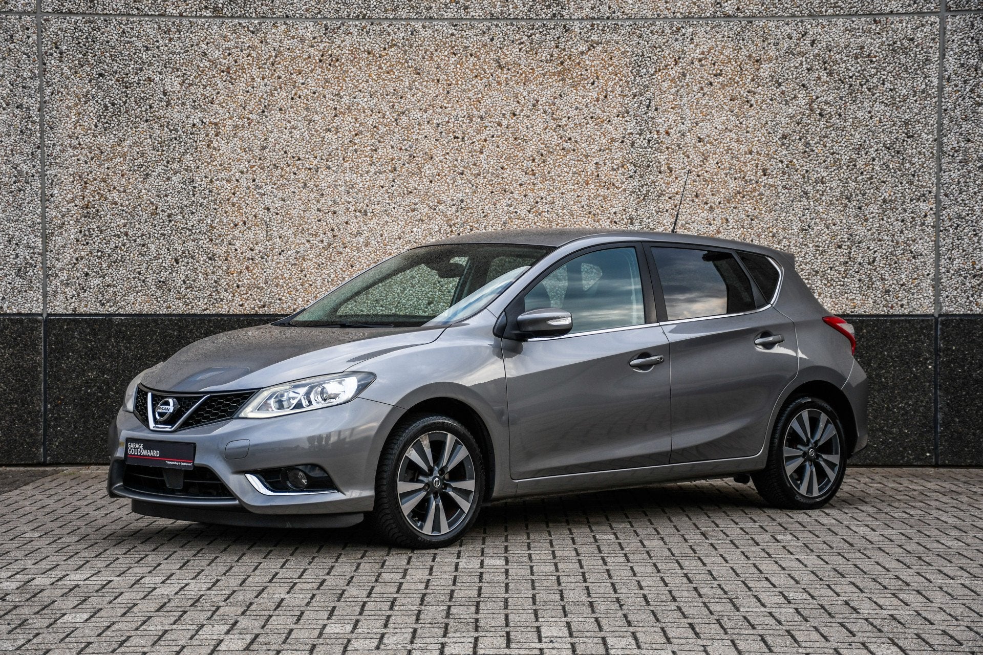 Nissan Pulsar 1.2 DIG-T Tekna (bj 2015), Gebruikt, Zwart, 4 cilinders, 1165 kg