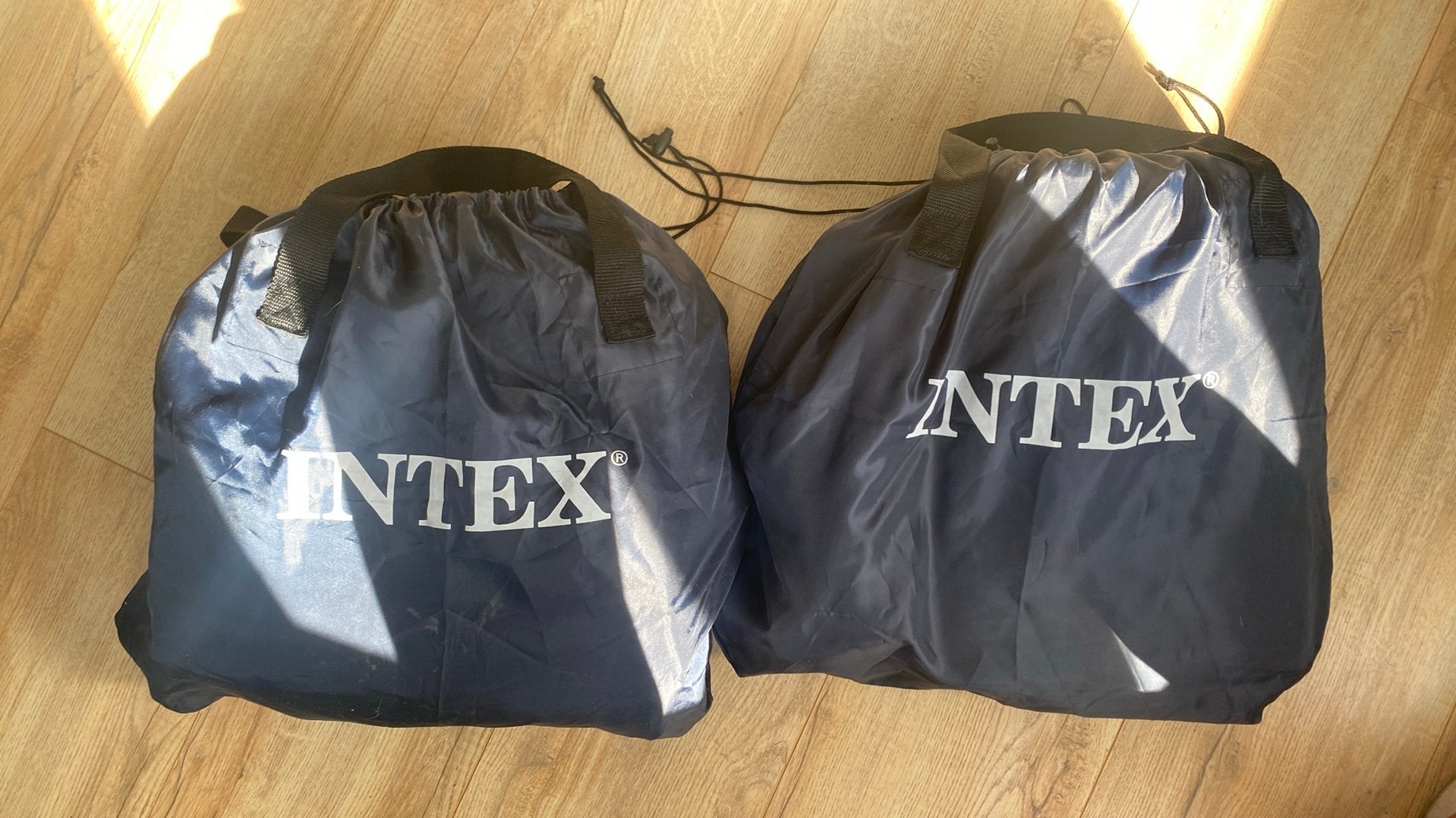 2 Intex Twin Ultra Plush Luchtbedden met ingebouwde pomp, Ophalen, Ingebouwde pomp, Zo goed als nieuw, 1-persoons