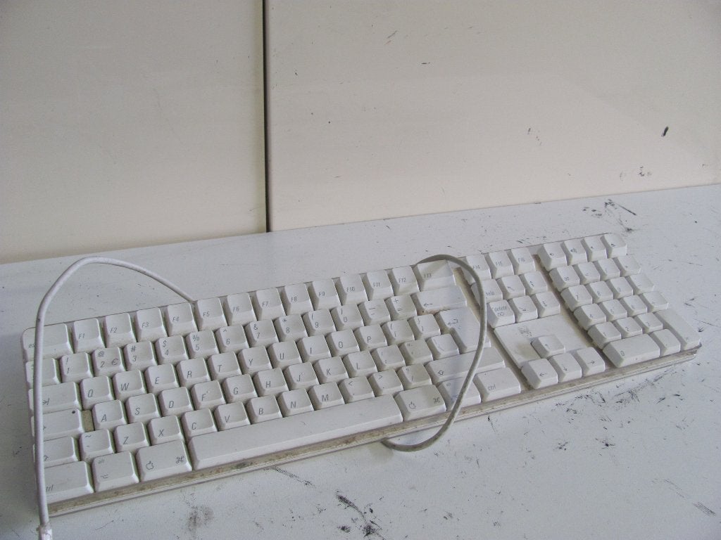 APPLE A1048 keyboard (oud model) gebruikt maar werkend, Computers en Software, Gebruikt, Ophalen of Verzenden, Qwerty, Bedraad