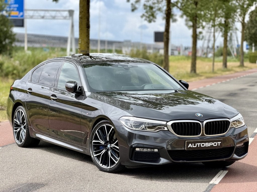 BMW 5 Serie Sedan 540i High Ex. M-Sport Schuifdak Memory H&K, Auto's, Automaat, Gebruikt, Euro 6, 2000 kg