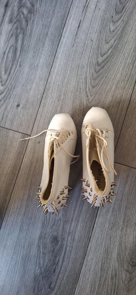 Witte enkellaarzen met hoge hak en spikes - Maat 41, Ophalen of Verzenden, Gedragen, Wit, Lage of Enkellaarzen