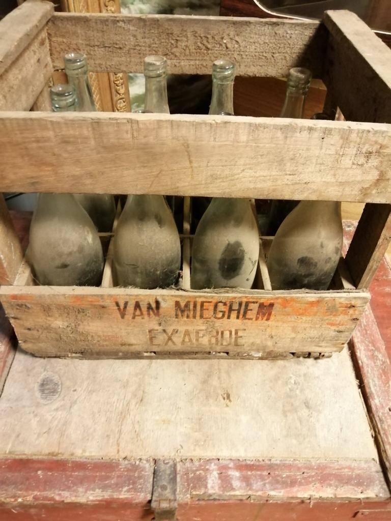 ZEER OUD KRAT MET OUDE FLESSEN IN MOOIE GELEEFDE STAAT., Antiek en Kunst, Curiosa en Brocante, Ophalen