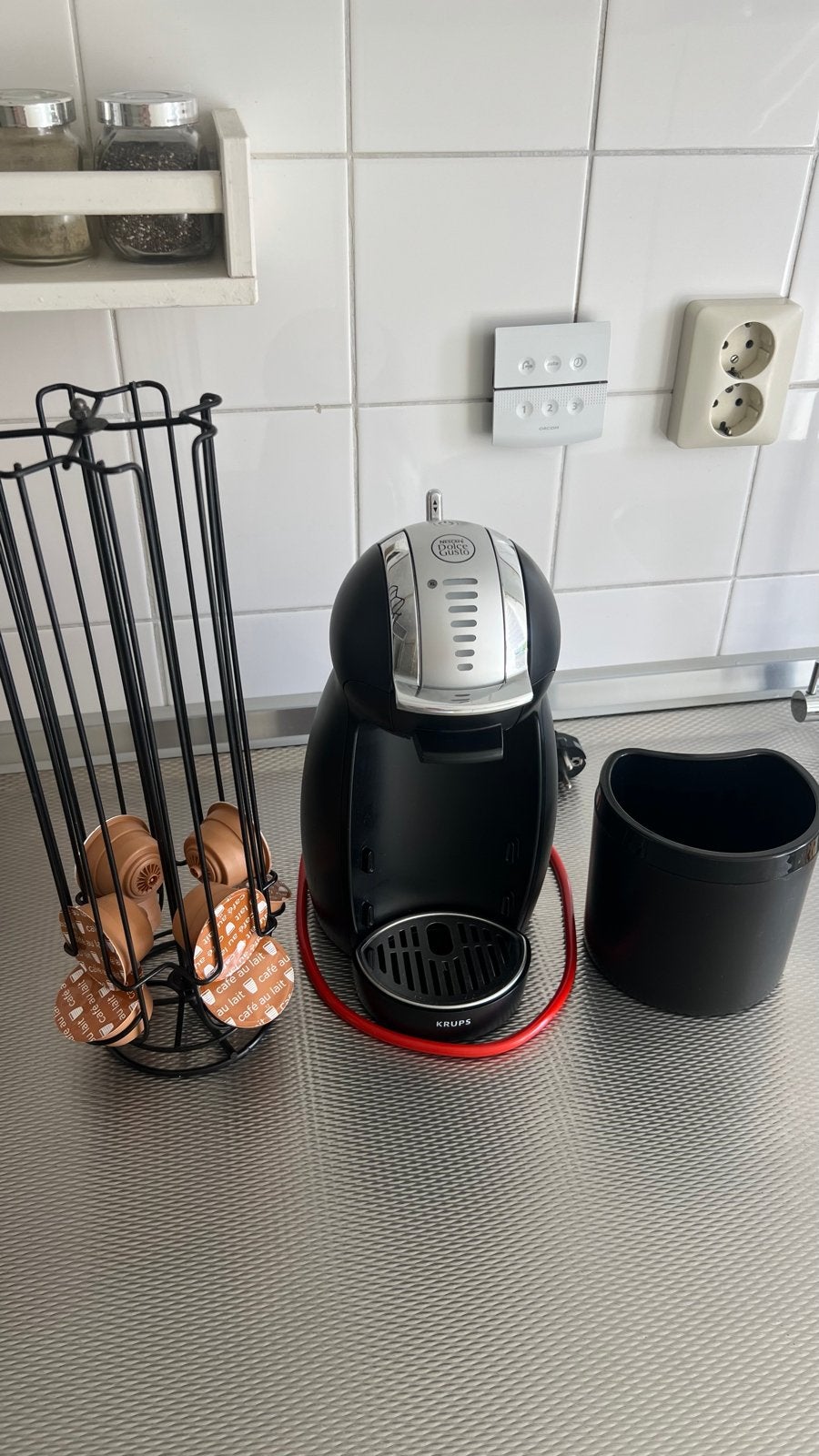 Nescafé Dolce Gusto Krups koffiezetapparaat met houder, Koffiepads en cups, Koffiemachine, Ophalen of Verzenden, Zo goed als nieuw