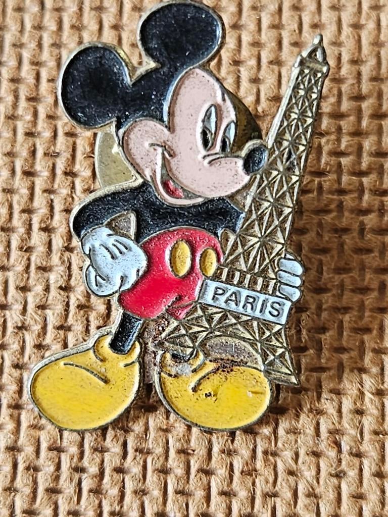 Mickey Mouse pin met Eiffeltoren - Parijs souvenir, Ophalen of Verzenden, Gebruikt