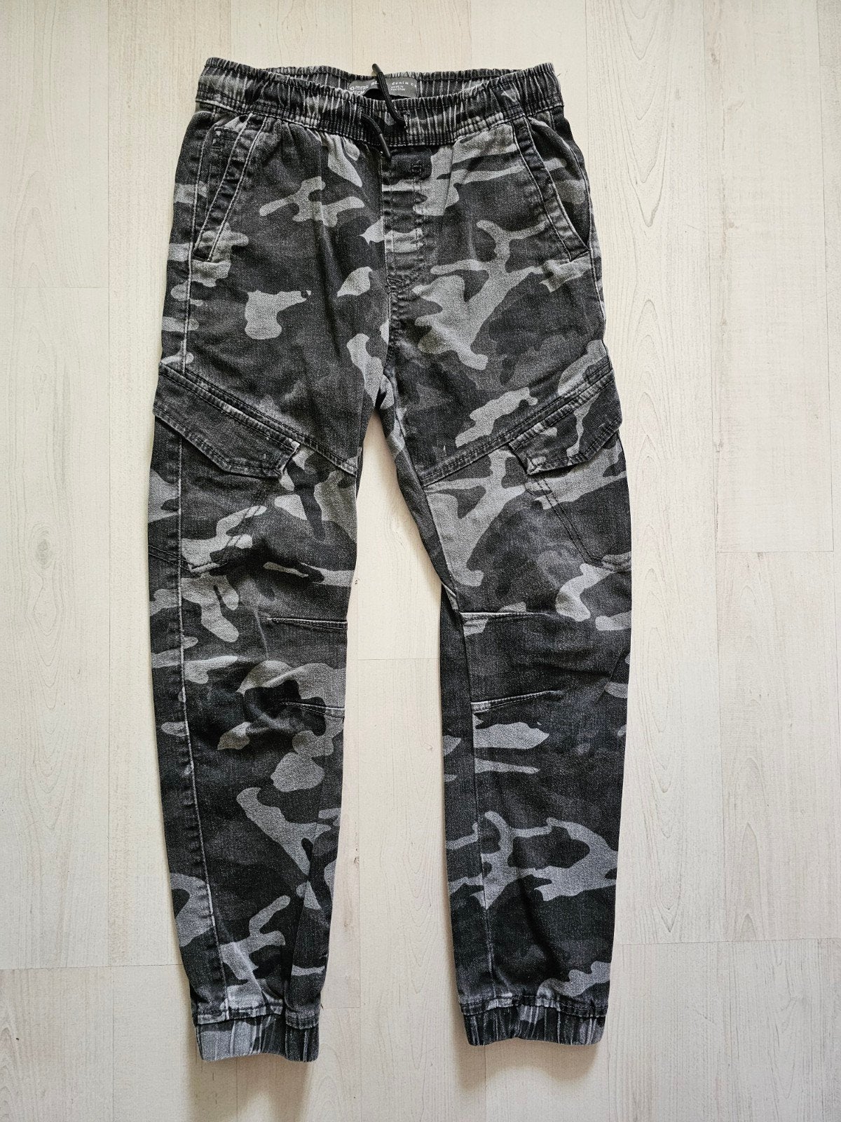 Zwart/grijze camouflage broek maat 140/146 zgan, Ophalen of Verzenden, Zo goed als nieuw, Jongen, Broek