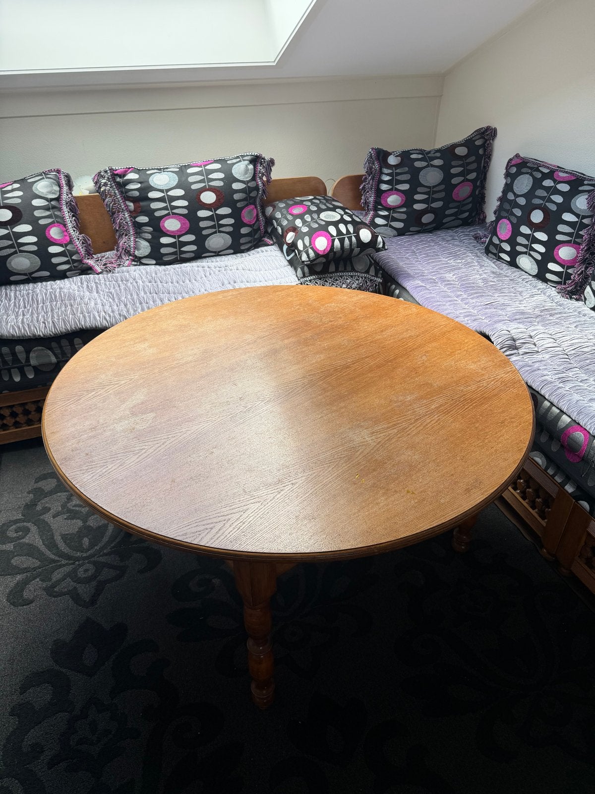 Marokkaanse zithoek met twee ronde houten tafels, Ophalen, Gebruikt, Hout