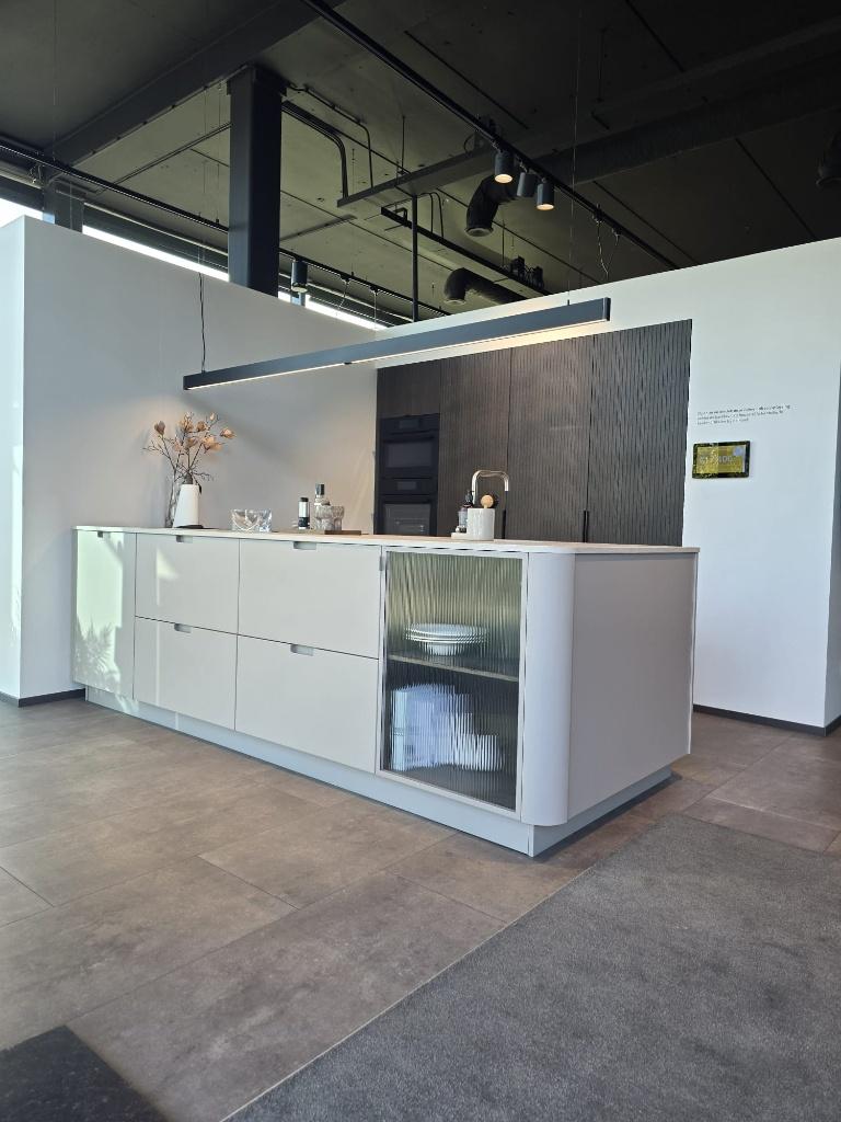 Keukeneiland en hoge kastenwand Kvik showroommodel, Huis en Inrichting, Keuken | Complete keukens, Overige kleuren, Overige typen
