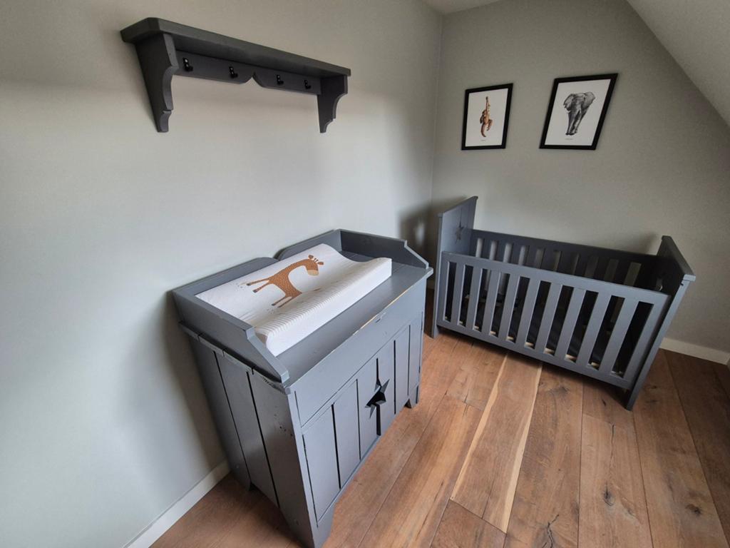 Mooi babykamer set: Ledikant, Commode en Wandplank, Ophalen, Gebruikt, 50 tot 70 cm, 75 tot 100 cm