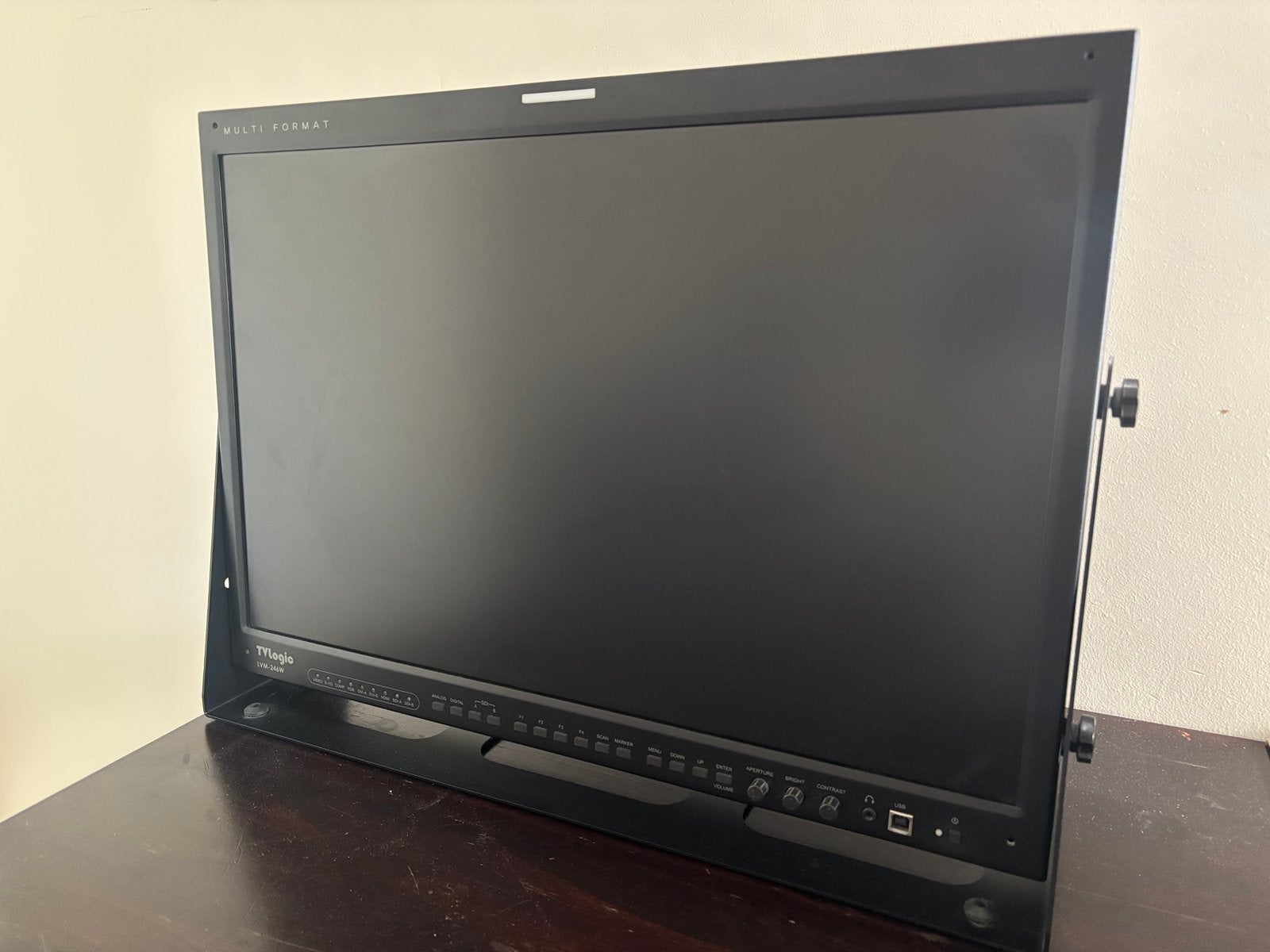 TVLogic LVM-246W – Zo goed als nieuw | Scherpe prijs!, Computers en Software, Ophalen, Kantelbaar, Full HD, Zo goed als nieuw