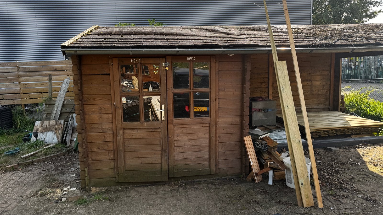 Houten Tuinhuisje / Berging met Dubbele Deuren en Carport, Ophalen, Gebruikt, Hout, Overige typen
