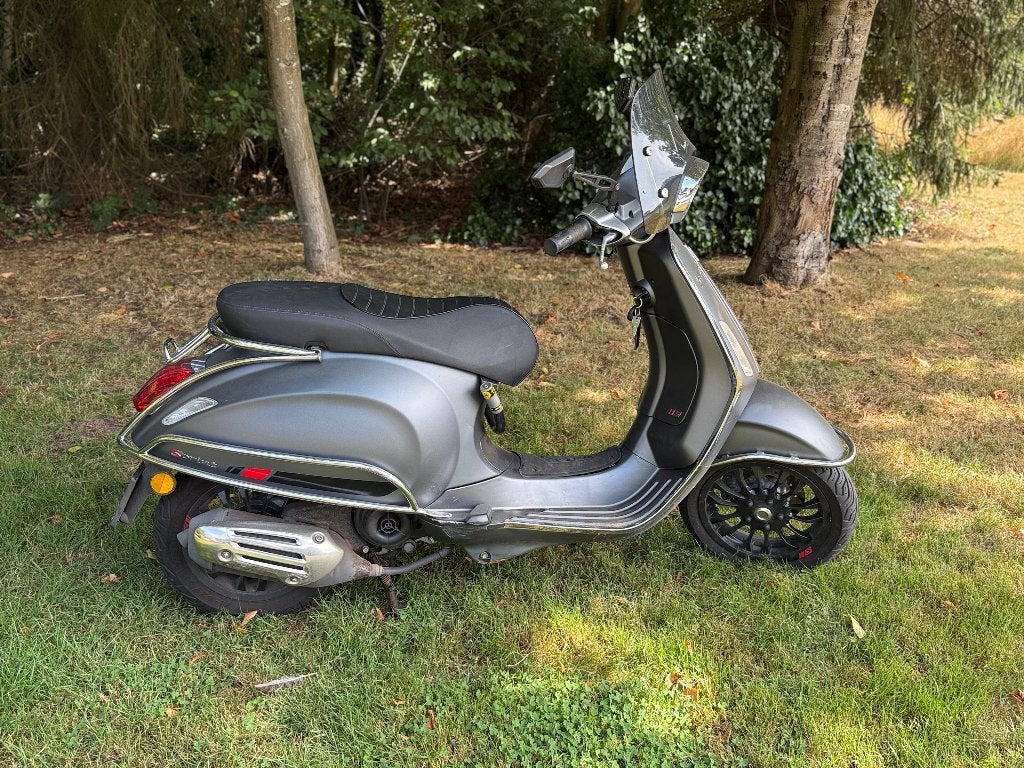 Vespa Sprint 50cc mat grijs Geel kenteken 15.478 km TOPSTAAT, Fietsen en Brommers, Ophalen, Maximaal 45 km/u, Vespa S, Zo goed als nieuw