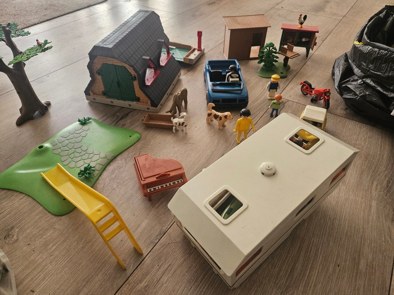 Grote partij Playmobil met oa camper, boerderij en accessoir, Ophalen, Gebruikt, Jongen of Meisje