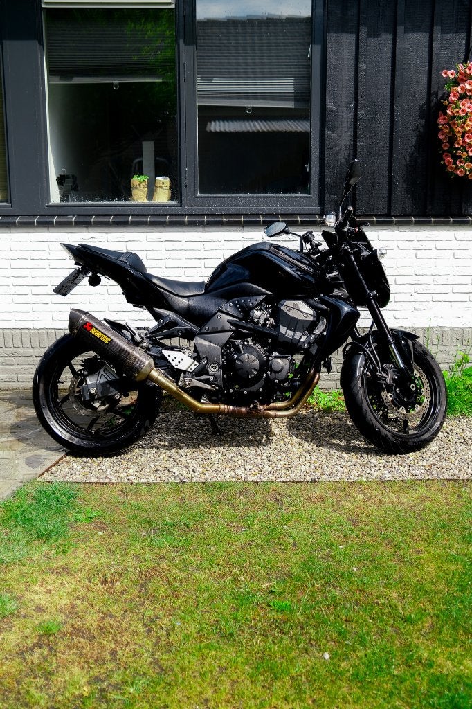 Kawasaki Z750 2010 | Full Black | Akra, Motoren, Motoren | Kawasaki, Particulier, Naked bike, meer dan 35 kW, 4 cilinders, Motorrijbewijs A