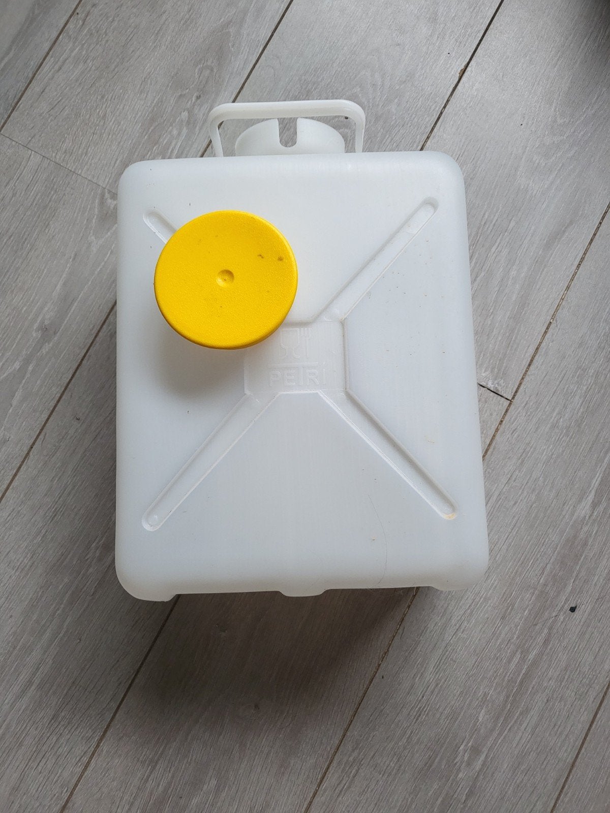 Witte jerrycan met gele dop, Ophalen, Gebruikt